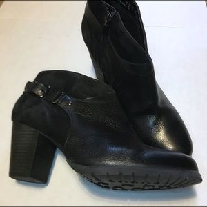 Clark’s leather and suede booties w/ buckle 9.5